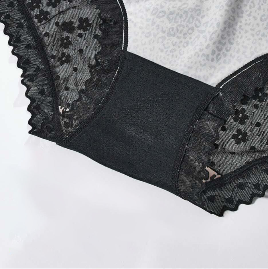 La dentelle à imprimé léopard et fleurs de prunier