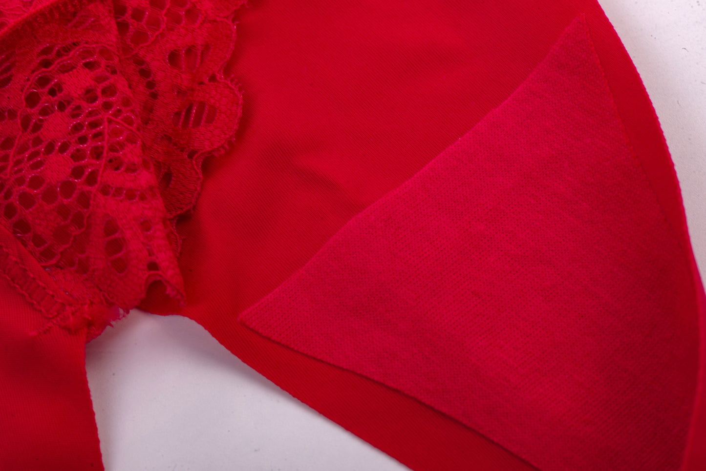 Culotte string en dentelle à doubles bretelles sans coutures