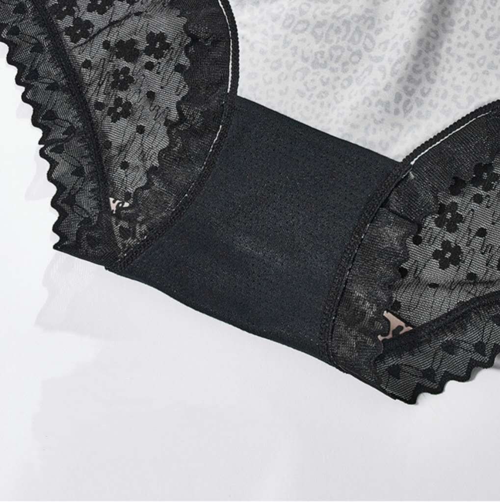 Der blaue Leopardenprint der Spitze