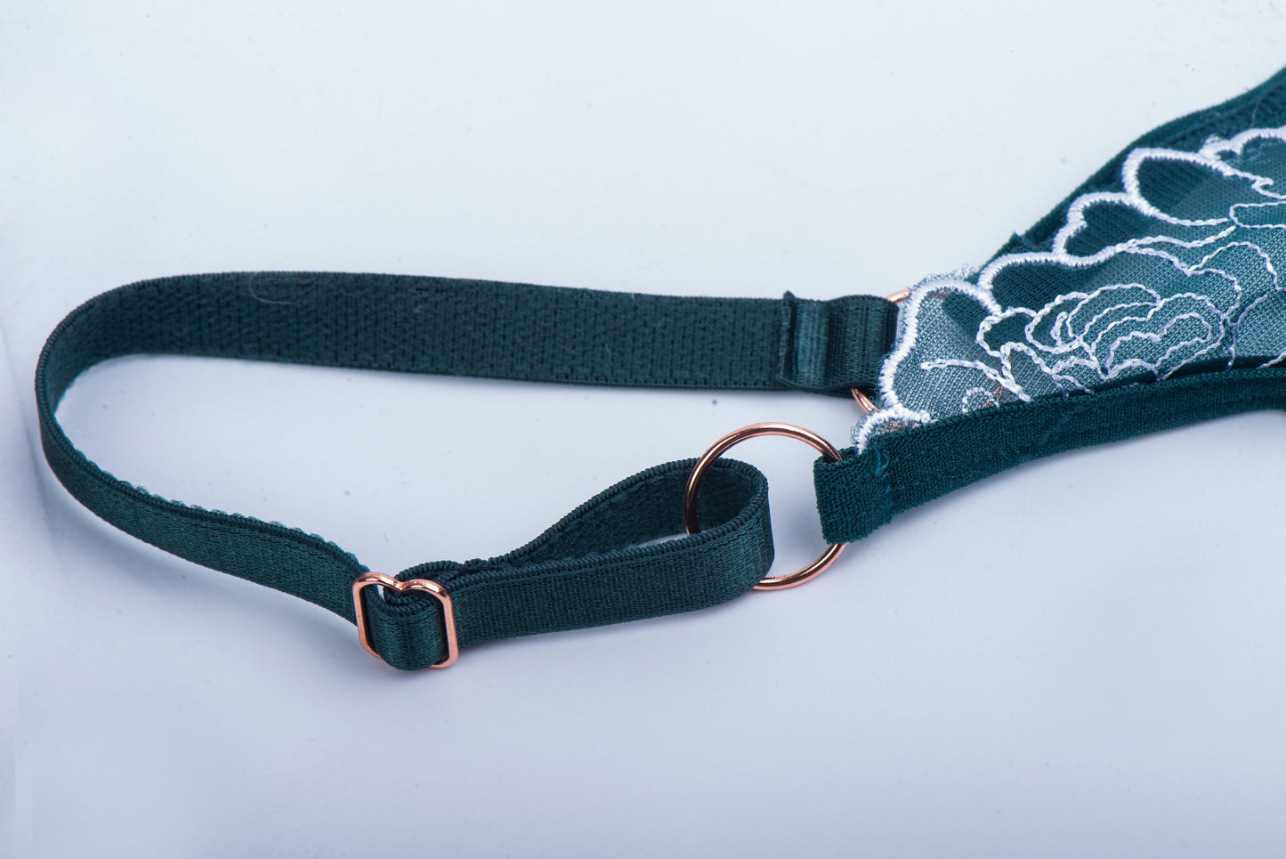 Les tongs en dentelle florale