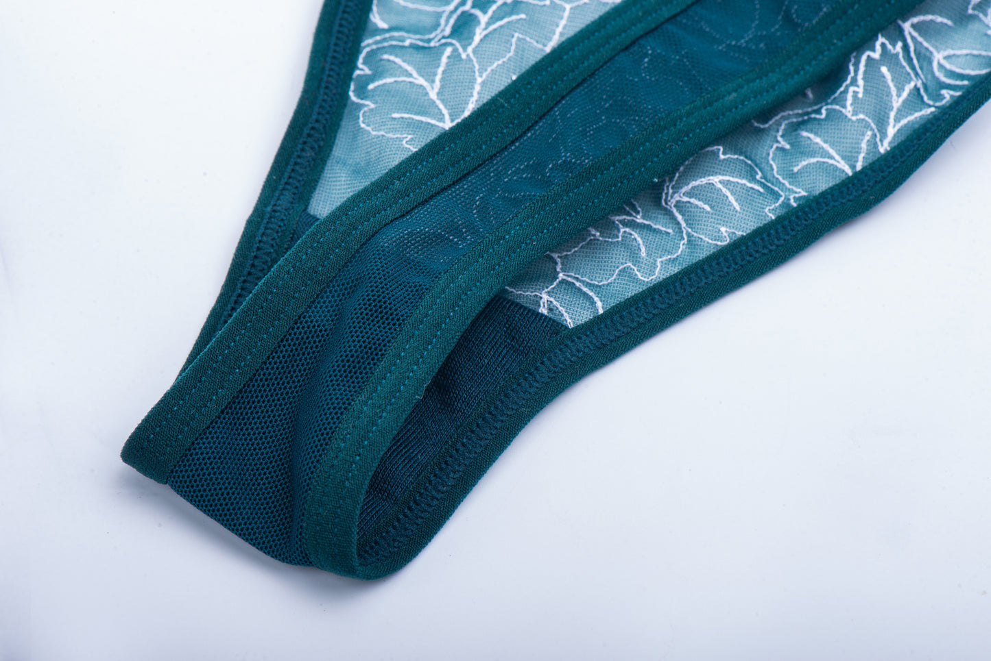 Les tongs en dentelle florale