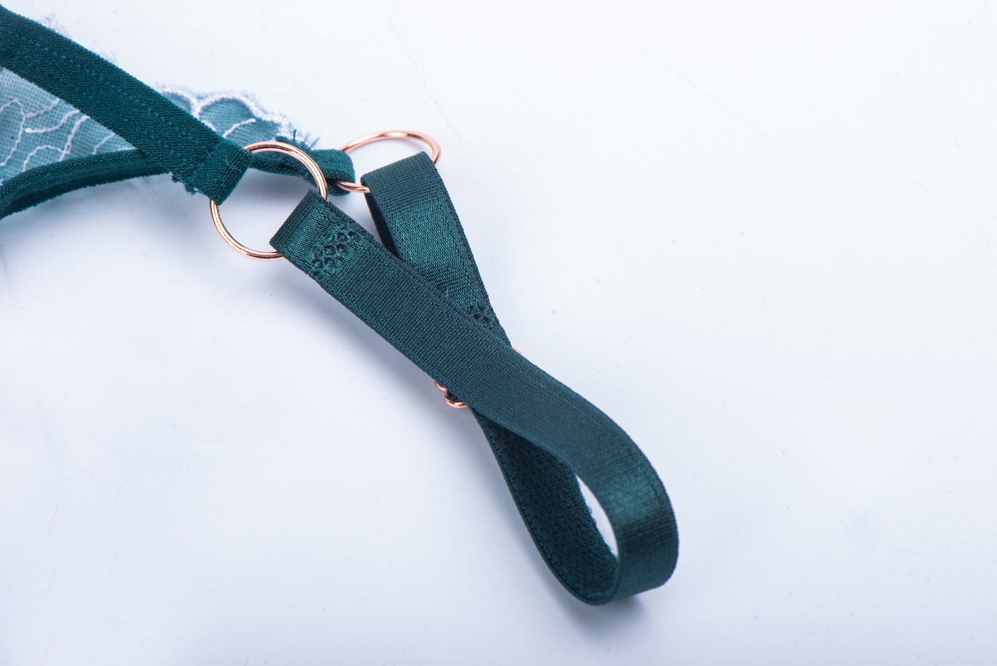 Les tongs en dentelle florale