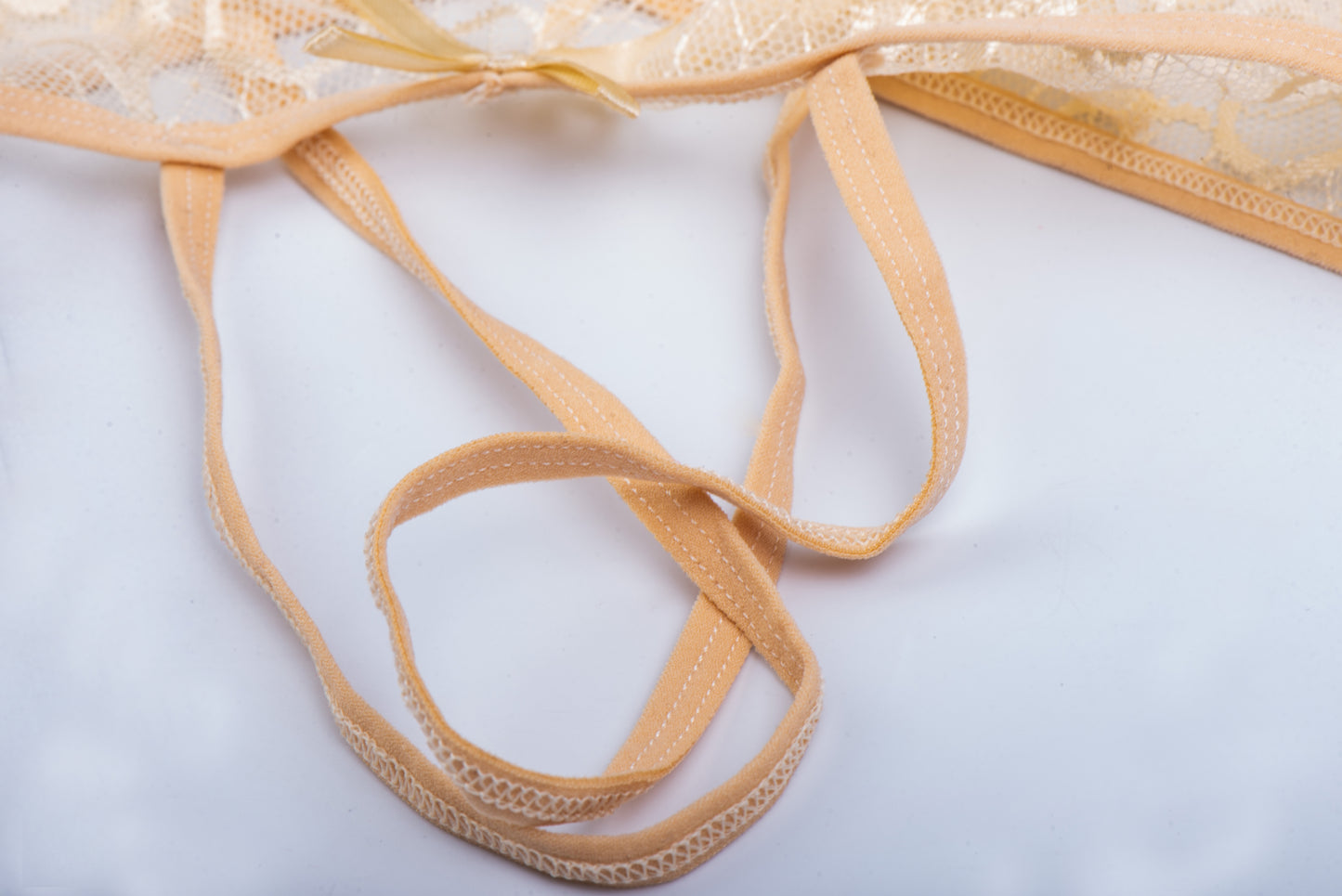 Lot de 5 tangas rayés à taille en dentelle, invisibles, style bikini.